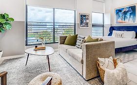 Sentral Studio Apt With Den In Wynwood